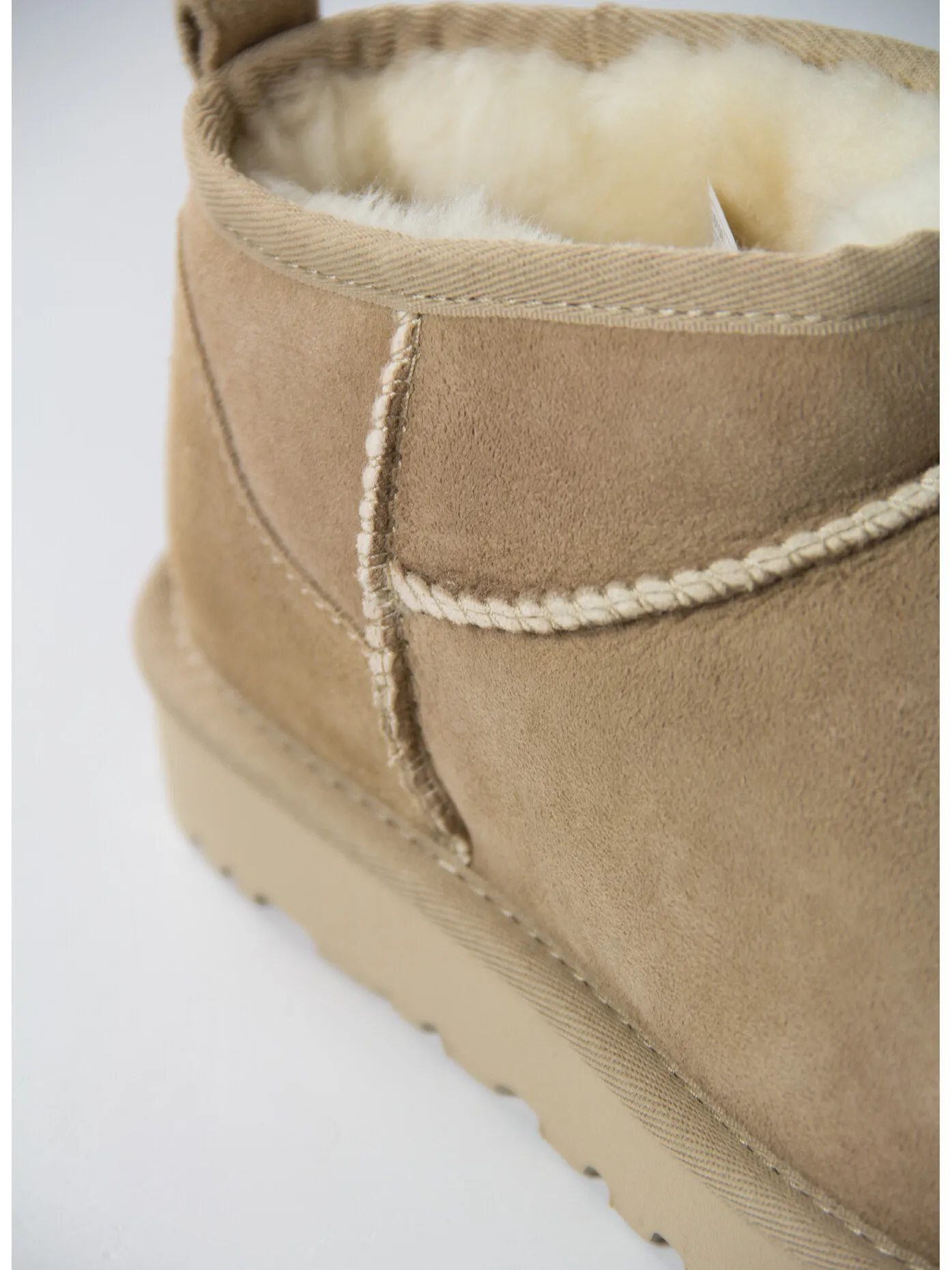     -UGG AUSTRALIA    -CLASSIC ULTRA MINI-