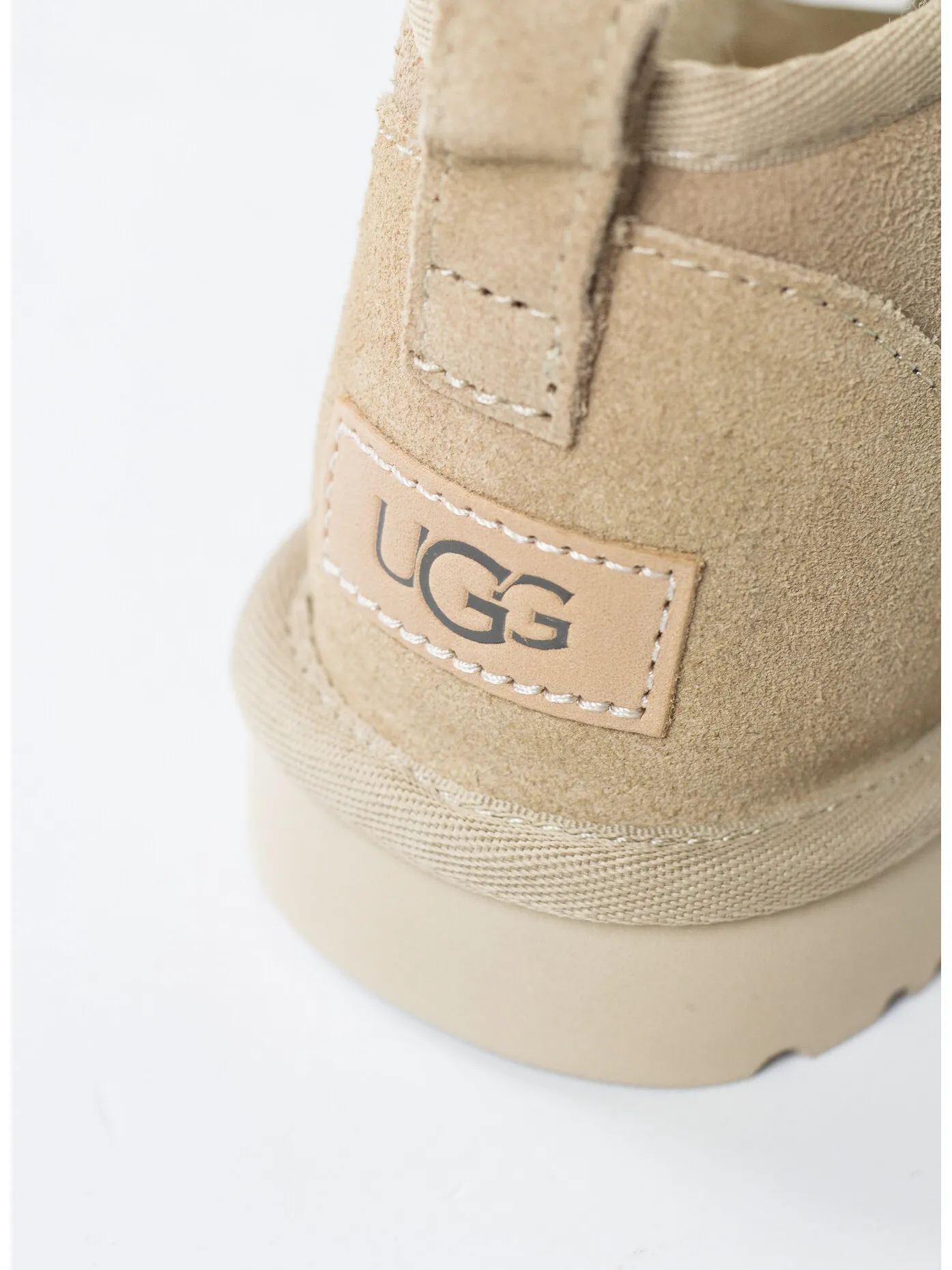     -UGG AUSTRALIA    -CLASSIC ULTRA MINI-