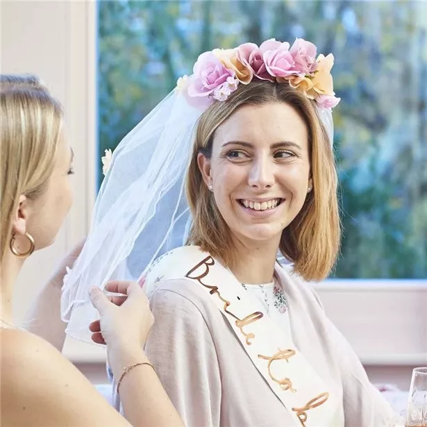 Cerchietto in petali di rosa con velo