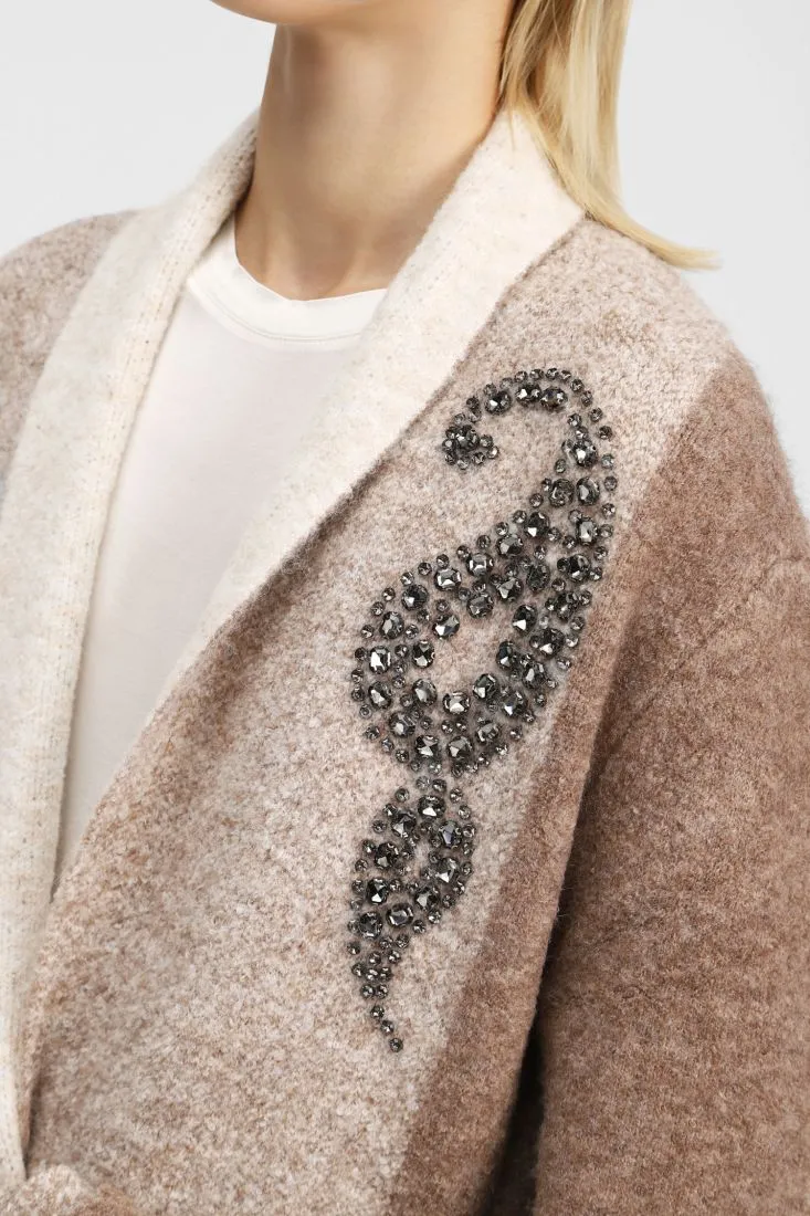  Coat with sparkling details    