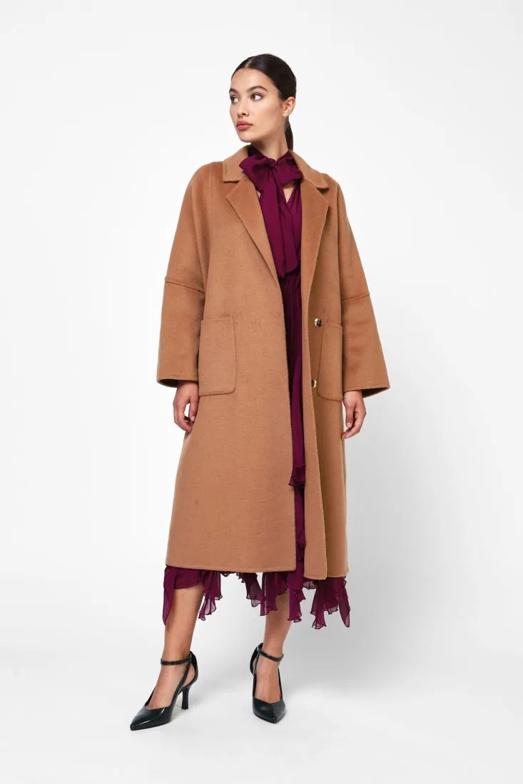  Long coat with large pockets    