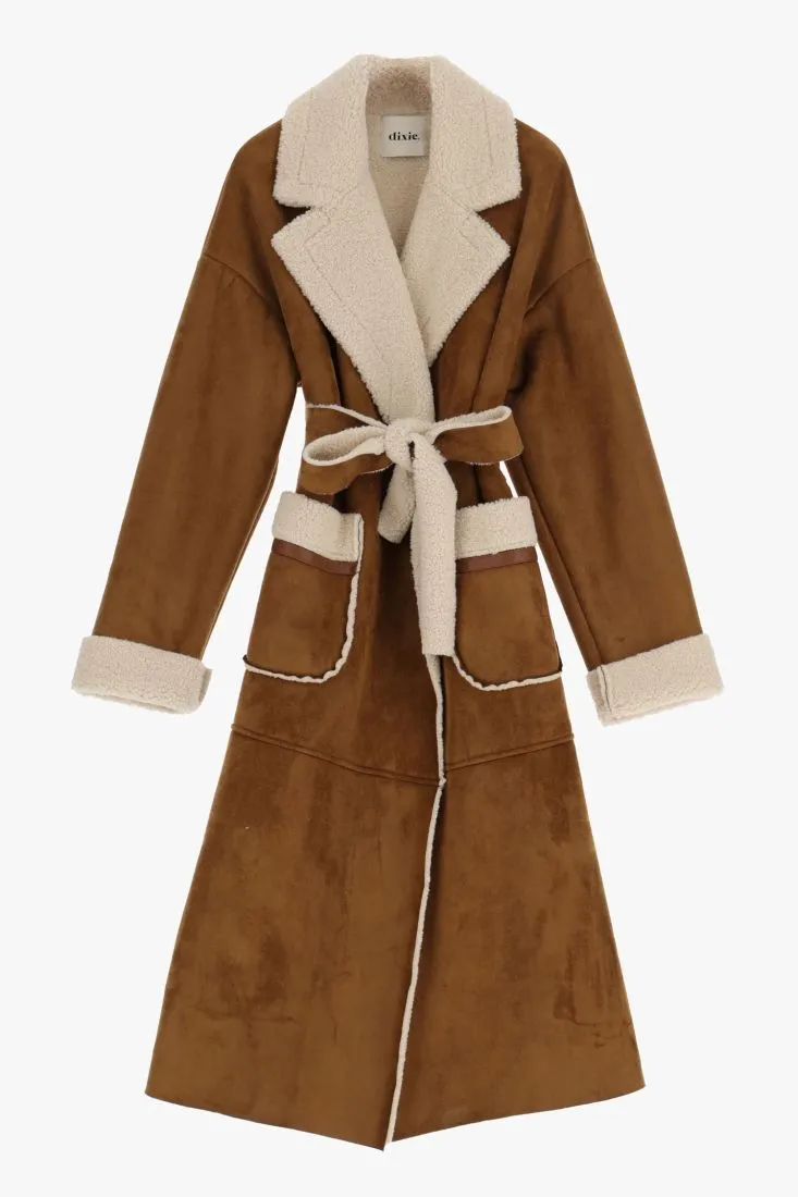  Long coat with wide collar    