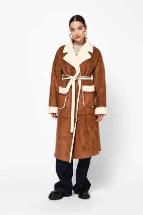  Long coat with wide collar    