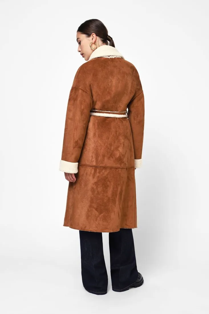  Long coat with wide collar    