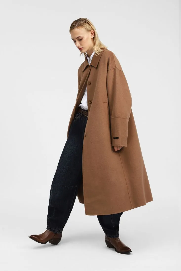  Oversized coat with classic buttons    