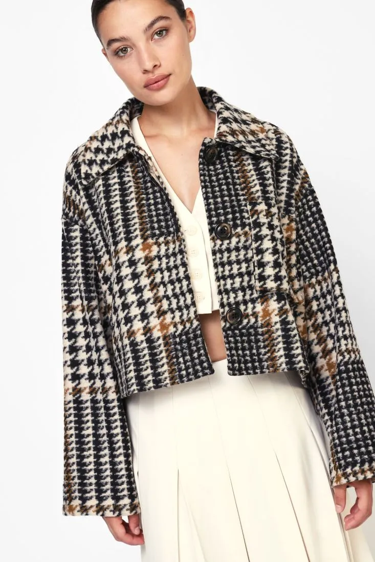  Short coat with houndstooth print    