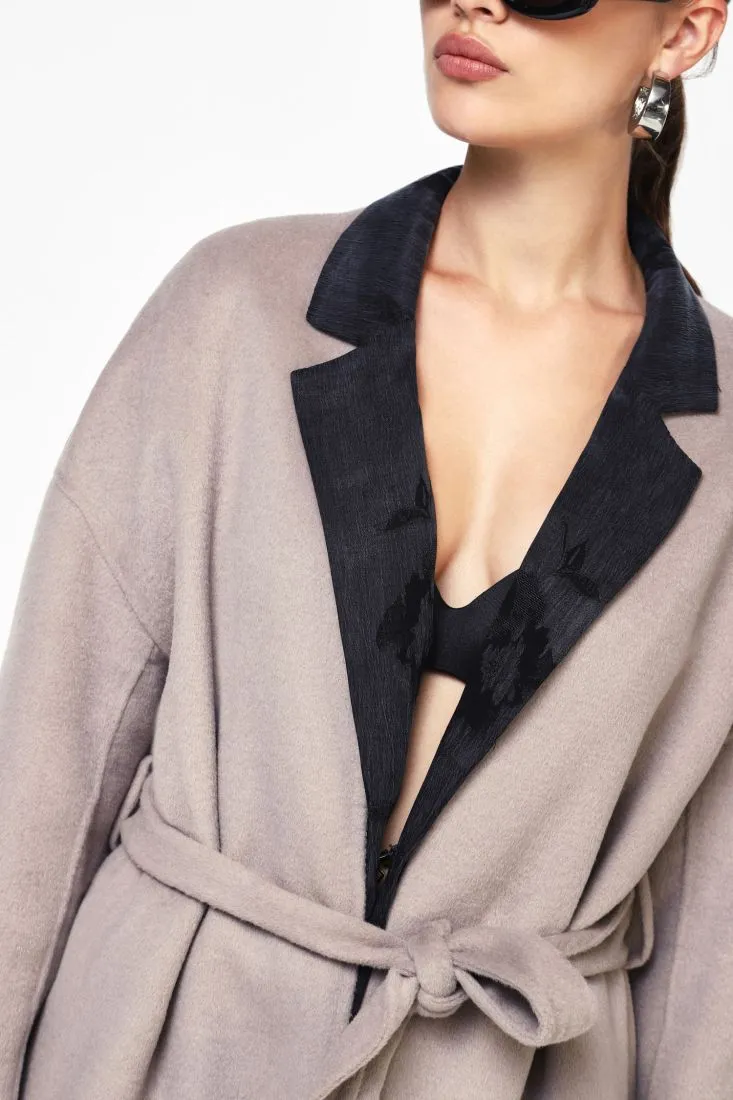  Wrap coat without lapels    