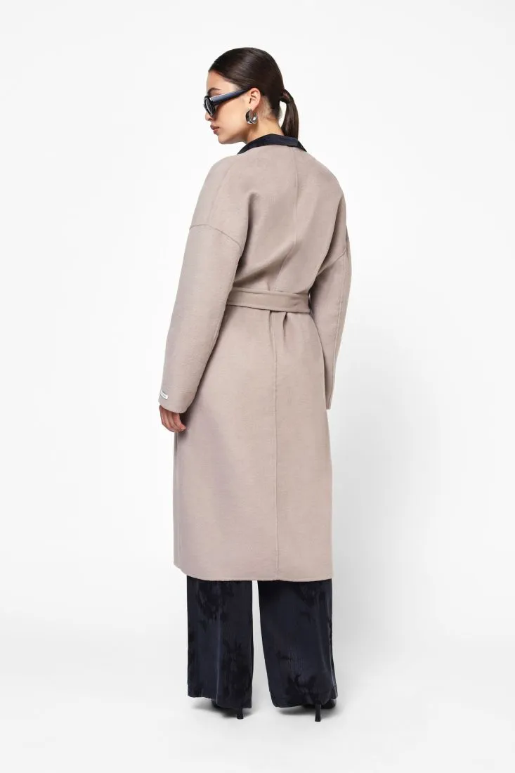  Wrap coat without lapels    