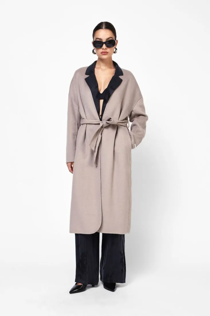  Wrap coat without lapels    